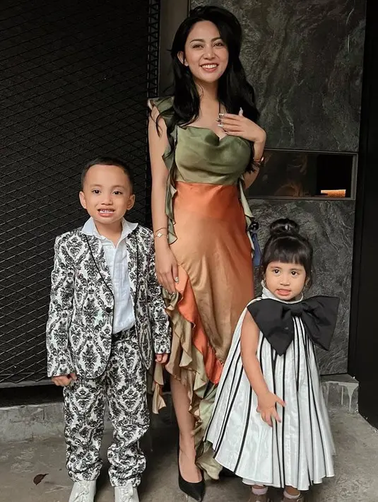 Di tengah-tengah perannya sebagai ibu, ia mengaku masih cukup sering datang ke party, bahkan bisa pulang sampai jam 2 pagi. (instagram.com/rachelvennya)