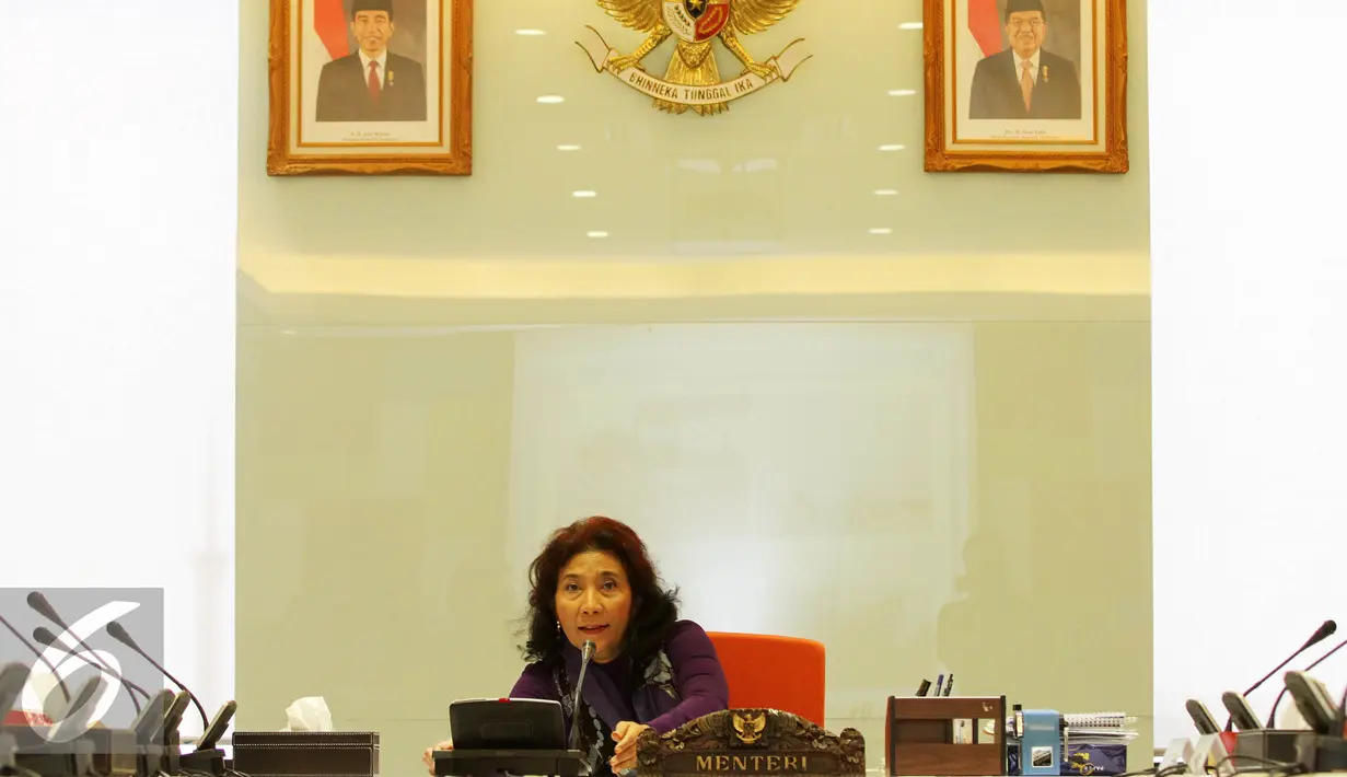 Menteri KKP, Susi Pudjiastuti bersiap memberikan keterangan terkait illegal fishing di Jakarta, Jumat (2/10/2015). Selama periode September 2015, PSDKP KKP berhasil menangkap sembilan kapal pelaku illegal fishing. (Liputan6.com/Immanuel Antonius)