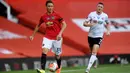 Gelandang Manchester United, Nemanja Matic (kiri) menggiring bola saat bertanding melawan Sheffield United pada pertandingan lanjutan Liga Inggris di Old Trafford di Manchester, Inggris (24/6/2020). MU menang telak 3-0 atas Sheffield United. (Michael Regan/Pool via AP)