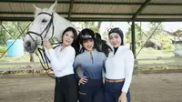 Potret Fuji Belajar Berkuda Bareng Hanum Mega &amp; Bella Shofie