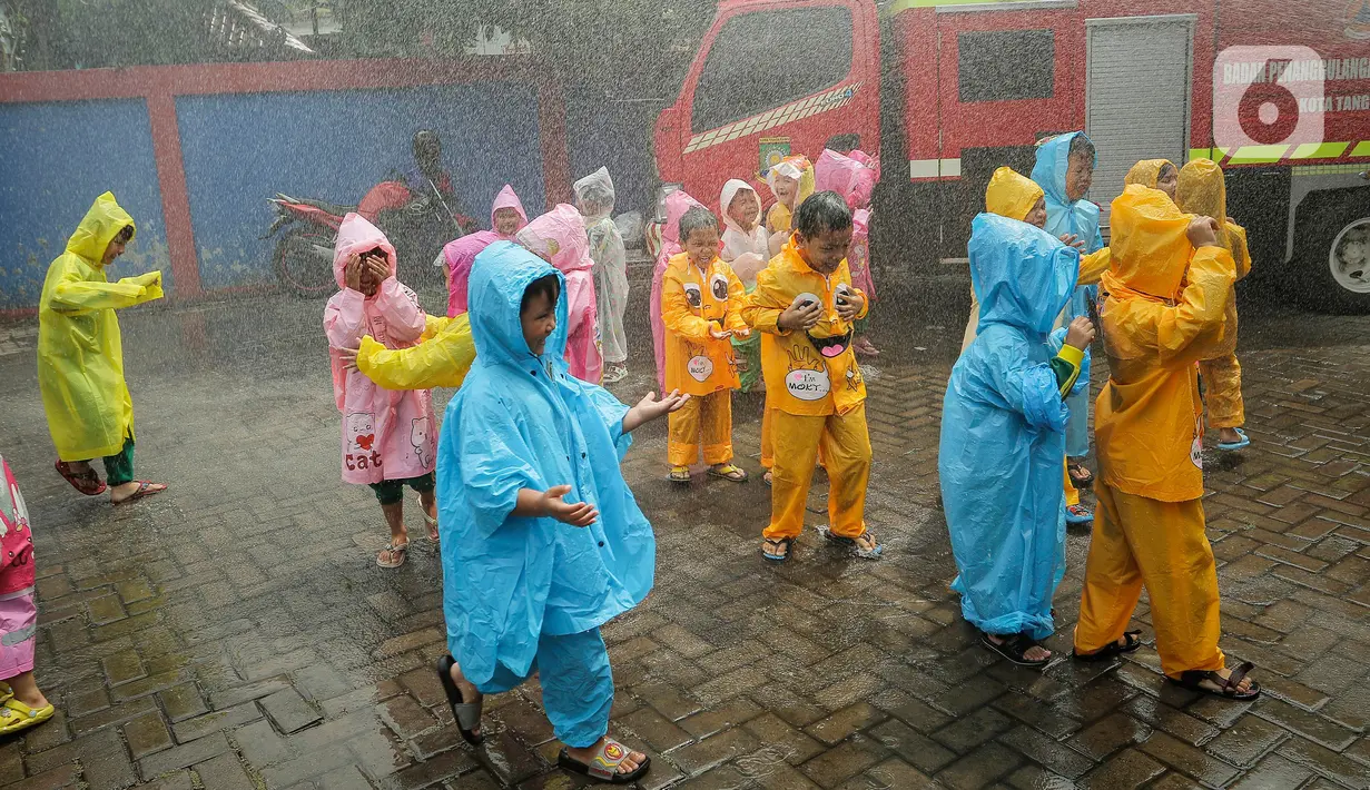 Edukasi pengenalan profesi damkar sejak usia dini tersebut bertujuan agar siswa belajar untuk mengenal dan memahami fungsi dan tugas dari profesi seorang damkar. (Liputan6.com/Angga Yuniar)