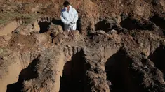 Seorang pekerja beristirahat saat menggali kuburan di pemakaman San Vicente di Cordoba, Argentina, 14 April 2020. Pemerintah kota di provinsi Argentina tengah, Cordoba telah menggali sekitar 250 kuburan untuk mengantisipasi peningkatan korban jiwa dari pandemi Covid-19. (AP/Nicolas Aguilera)