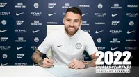 Nicolas Otamendi resmi memperpanjang kontrak di Manchester City sampai 2022.(dok. Manchester City)