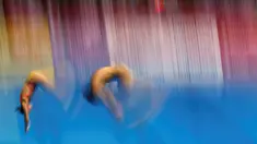 Atlet Rusia, Nadezhda Bazhina and Nikita Schleikher beraksi di nomor final papan 3m campuran loncat indah Kejuaraan Eropa Akuatik 2016 di London, Inggris, (11/5/2016). (Reuters/Andrew Boyers)