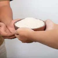 Zakat fitrah merupakan zakat yang dikeluarkan sebagai bentuk pembersihan diri sekaligus untuk membantu kelompok yang kurang beruntung.