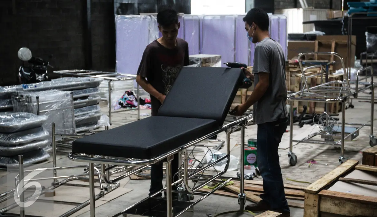 Para pekerja memasangkan busa untuk tempat tidur rumah sakit di UKM Nuri Teknik, Peuteuy Condong, Cibeber, Cianjur, Jawa Barat, Rabu (30/11). Ditargetkan pada tahun 2017 di UKM ini memproduksi 50 ribu unit alat kesehatan. (Liputan6.com/Faizal Fanani)