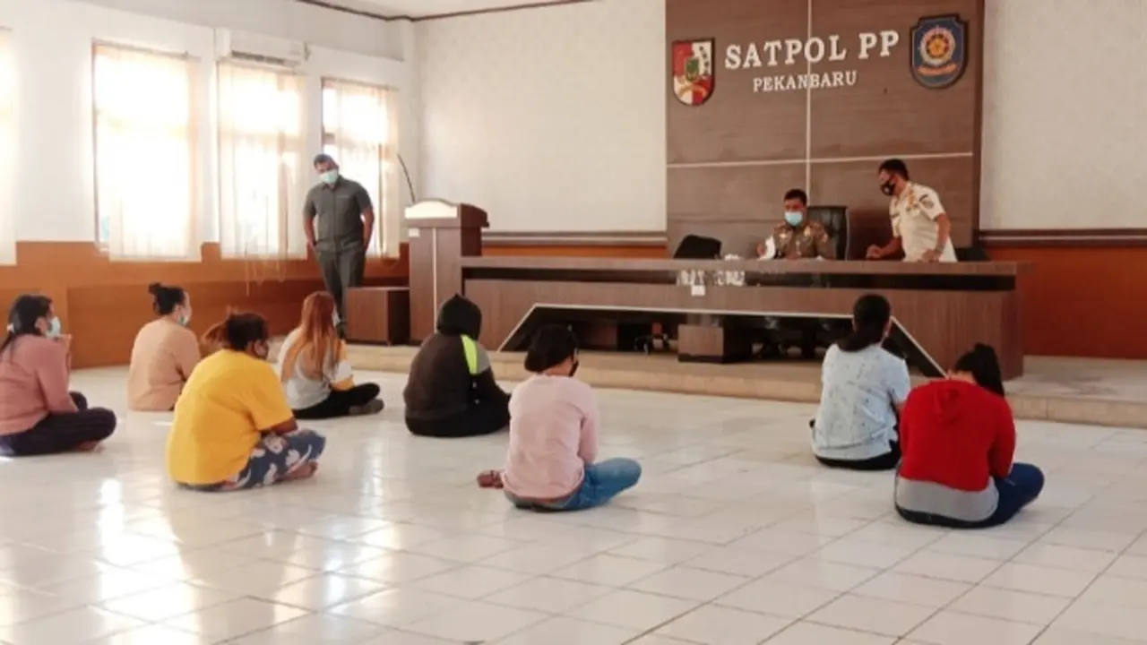Perempuan terduga tukang pijat plus-plus yang dibawa Satpol PP Pekanbaru untuk didata.