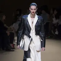 Pakai satu jaket, modifikasi agar terlihat seperti memakai dua jaket sekaligus. (Photo: vogue)