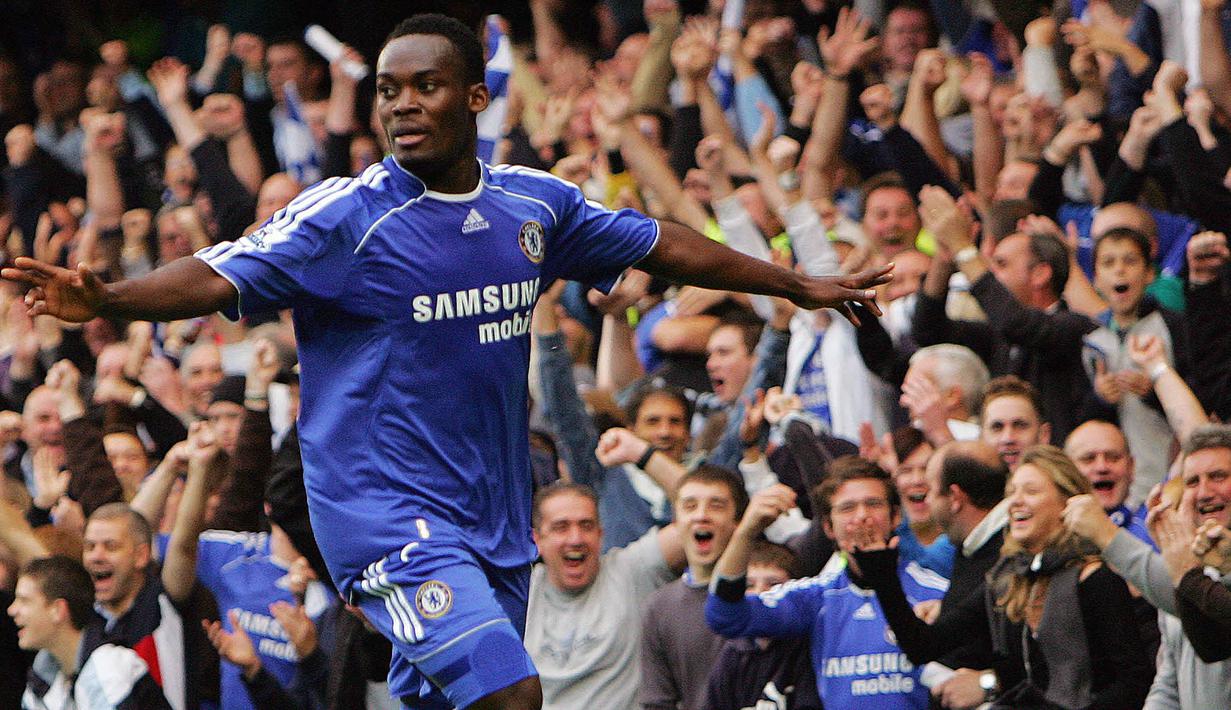 Gelandang Chelsea, Michael Essien, merayakan gol yang dicetaknya ke gawang Manchester City. Bersama The Blues dirinya tampil sebanyak 256 kali dengan menorehkan 25 gol serta 18 assist. (AFP/Carl De Souza)