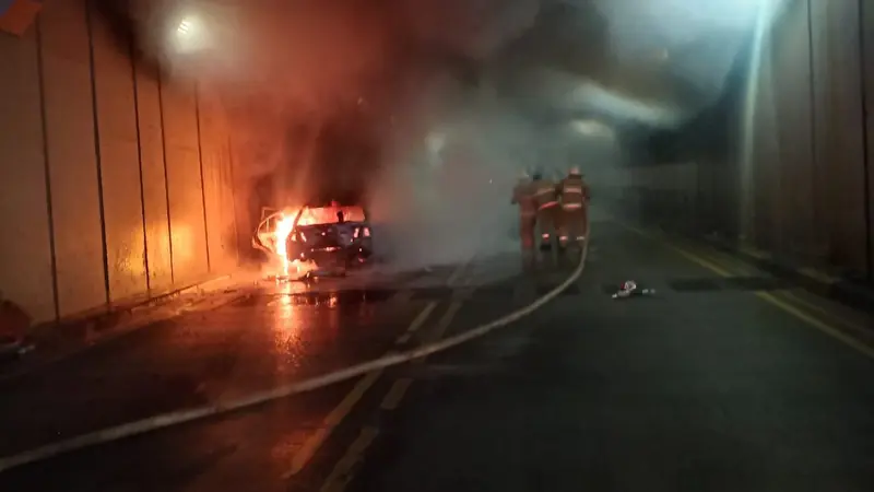 Mobil terbakar di underpass Gandaria City, Jakarta.