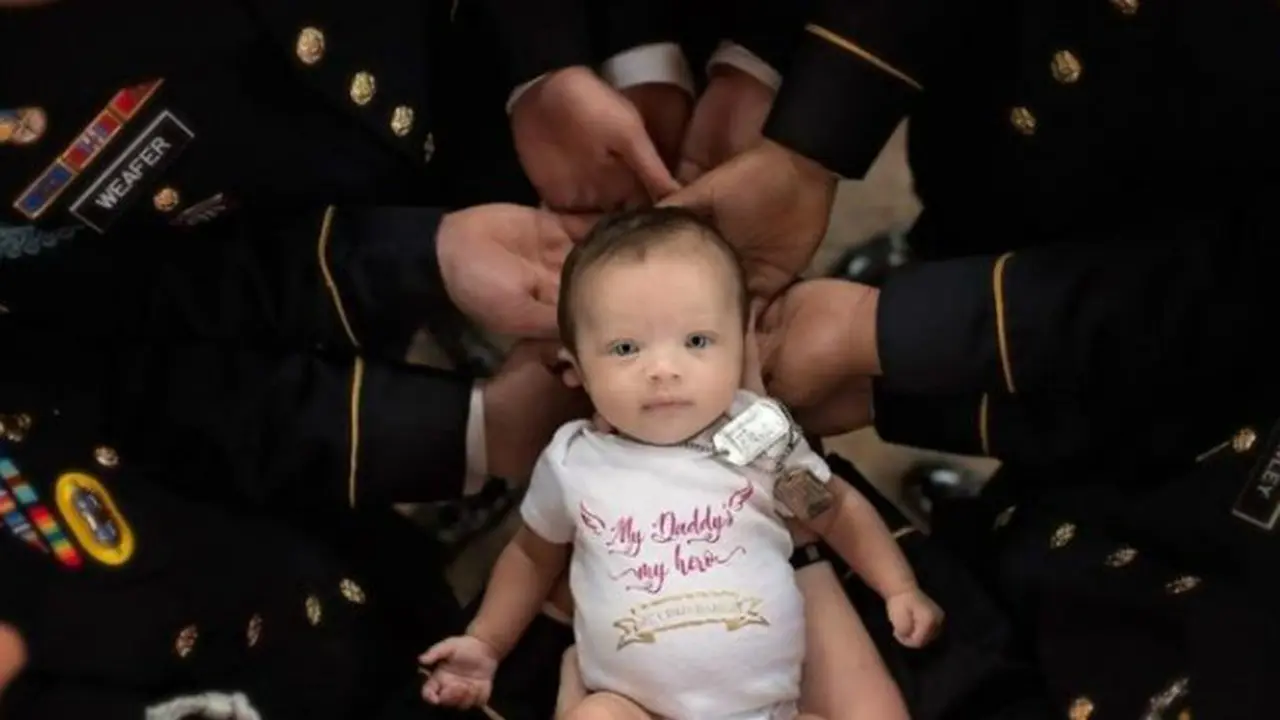 Semasa hidup, ayah sang bayi menganggap rekan-rekan prajuritnya sebagai bagian dari keluarga besarnya.