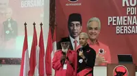 Capres&nbsp;PDI Perjuangan Ganjar Pranowo berbincang dengan Ketua PAC Lunyuk bernama Soekarno di DPD PDI Perjuangan Nusa Tenggara Barat (NTB), Kota Mataram, Minggu (18/6/2023). (Delvira Hutabarat/Liputan6.com)