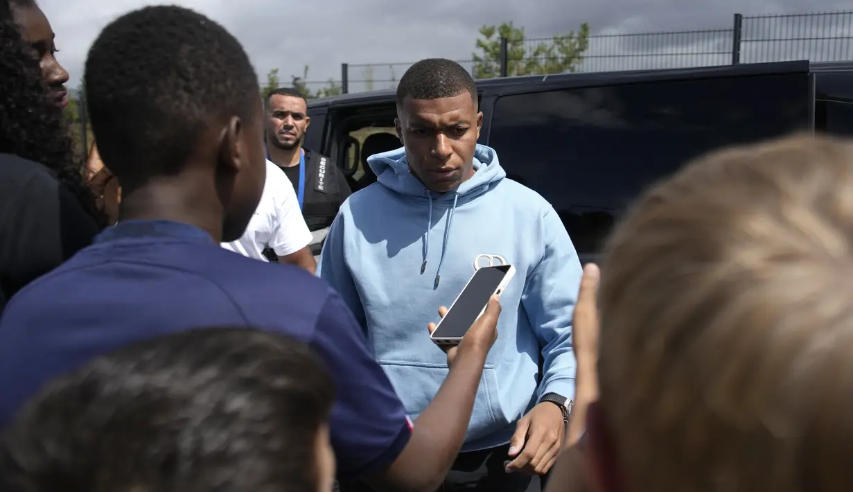 Pemain berusia 24 tahun itu memberi tahu PSG bahwa dia tidak akan memperpanjang kontraknya - yang berakhir pada 2024, yang artinya memaksa klub untuk menjualnya. (AP Photo/Lewis Joly)