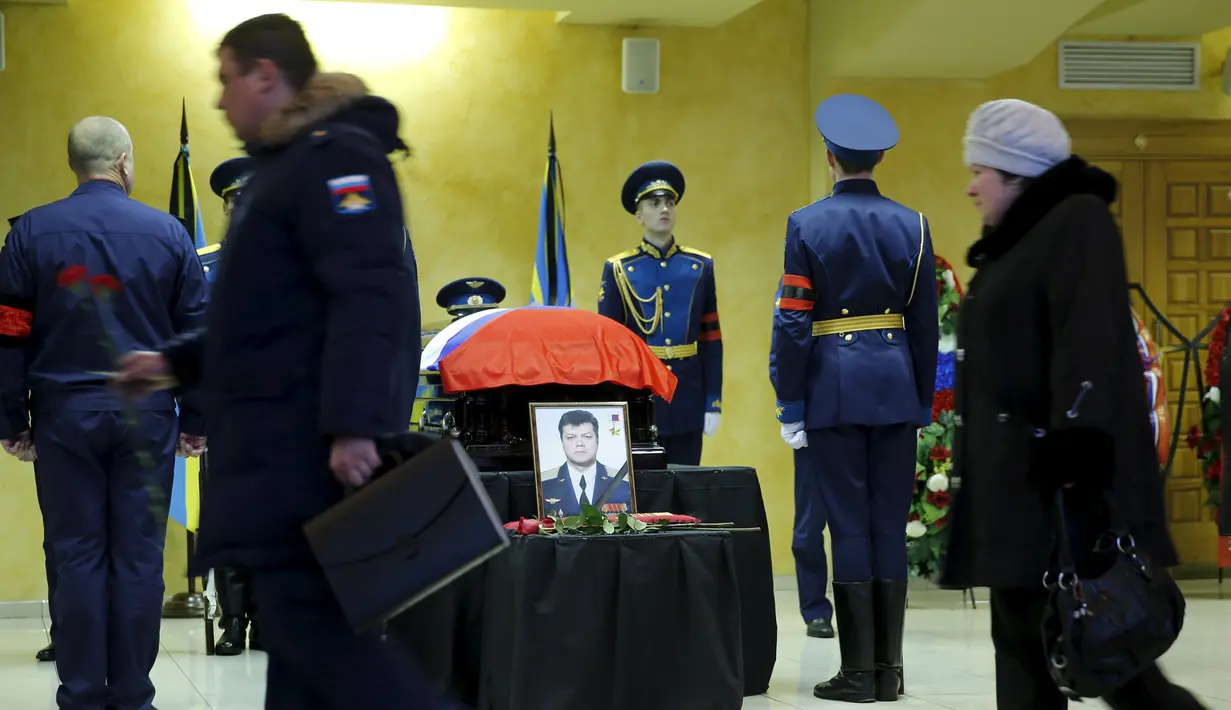Orang berjalan di depan peti jenazah pilot asal Rusia, Oleg Peshkov saat upacara pemakaman di Lipetsk, Rabu (2/12). Oleg Peshkov adalah pilot yang tewas saat pesawat tempur Su-24 yang dikemudikannya ditembak jatuh Turki pekan lalu (REUTERS/Maxim Zmeyev)