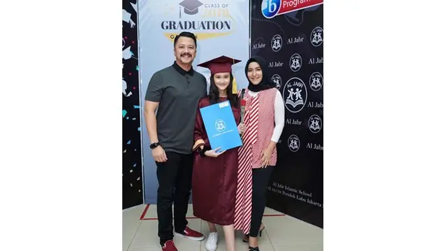Meski sudah bercerai Ferry dan Risma kompak menghadiri acara kelulusan sang buah hati.