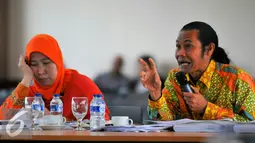Komisioner Komisi Penyiaran Indonesia (KPI), Bekti Nugroho (kanan) saat Evaluasi Dengar Pendapat (EDP) kepada stasiun TV Indosiar yang mengajukan perpanjangan Izin Penyelenggaraan Penyiaran (IPP), Jakarta, Rabu (11/5/2016). (Liputan6.com/Yoppy Renato)