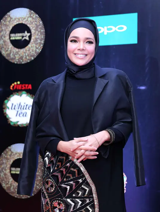 Sejak kecil, Dewi Sandra sudah diajarkan oleh orangtuanya untuk berbagi dengan sesama. Kepuasan batin sangat dirasakan usai membantu sesama yang sangat membutuhkan. (Nurwahyunan/Bintang.com)