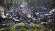 Api terlihat di tengah puing-puing pesawat kargo Antonov di desa Palaiochori di Yunani utara, Minggu (17/7/2022). Pesawat kargo Antonov-12 dioperasikan oleh perusahaan Ukraina itu terbang dari Serbia menuju Yordania sebelum terjatuh pada Sabtu malam kemarin pada waktu setempat. (AP Photo/Giannis Papanikos)