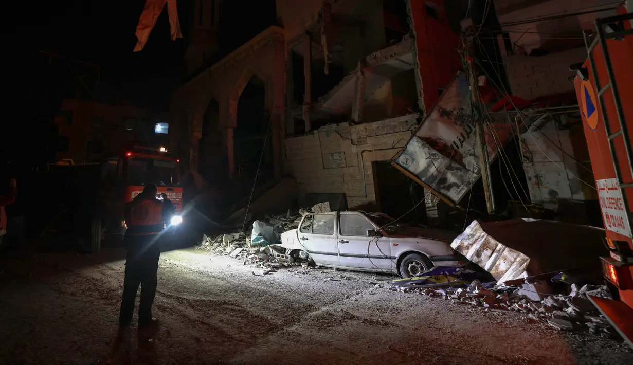 Petugas penyelamat mengamati lokasi kejadian setelah pengeboman Israel di Rafah, selatan Jalur Gaza pada 12 Februari 2024. (MOHAMMED ABED/AFP)