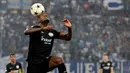 Pemain Eintracht, Evan N'Dicka, menyundul bola saat melawan Marseille pada laga Liga Champions di Stade Velodrome (13/9/2022). Untuk memperkuat lini belakangnya, Manchester United bisa merekrut Evan N'Dicka. Bek berusia 23 tahun tersebut sampai sekarang masih belum menandatangani kontrak baru bersama Eintracht Frankfurt. (AFP/Nicolas Tucat)