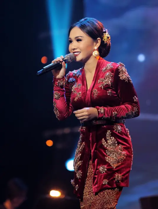 Saat tampil menyanyi Yuni Shara mengenakan kebaya berwarna merah, ia terlihat semakin memesona. (Liputan6.com/IG/@yunishara36)