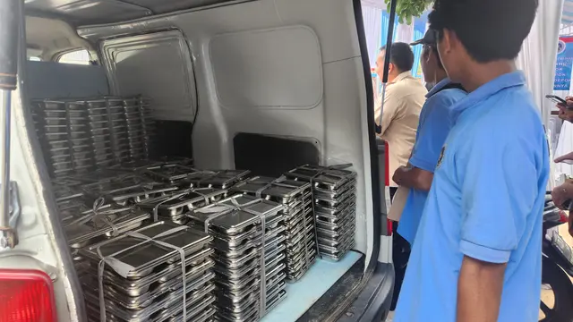 Sejumlah MBG dalam kemasan ompreng akan diantarkan dapur SPPG di wilayah Sawangan, Depok.