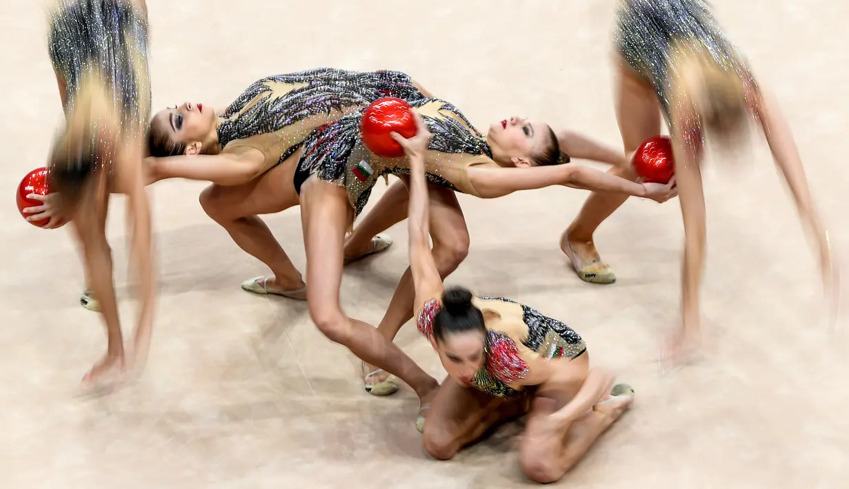Aksi tim Bulgaria bertanding saat laga nomor bola senam ritmik Olimpiade Eropa 2019 di Minsk, Belarus (23/6/2019). Pesta Olahraga Eropa ke-2 2019 di Minsk, Belarus dimulai dari 21 Juni sampai 30 Juni 2019.  (AFP Photo/Kirill Kudryavtsev)