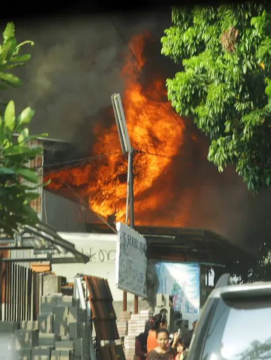 Api berkobar dan melalap toko material di kawasan Grogol , Jakarta, Kamis (21/5/2015). Menurut warga sekitar, api diduga muncul dari lantai dua gudang toko material. (Liputan6.com/Helmi Afandi)