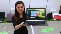 Model menunjukan produk terbaru notebook Acer di Jakarta, Rabu (22/6). Produk ini juga telah  menggunakan prosesor intel generasi ke-6. (Liputan6.com/Angga Yuniar)
