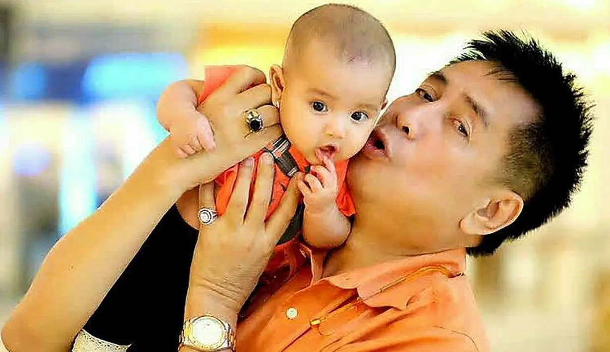 Semasa  hidupnya, Sys selalu bangga menyebut dirinya sebagai kakek muda yang sayang dengan cucu-cucunya. Di setiap kesempatan, Sys selalu hadir dengan penampilannya yang keren. (Instagram/sys_ns)