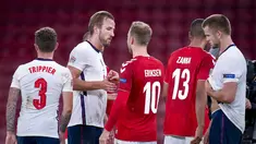 Gelandang Denmark, Christian Eriksen, berjabat tangan dengan striker Inggris, Harry Kane, pada laga UEFA Nations League di Stadion Parken, Rabu (9/9/2020). Kedua tim bermain imbang 0-0. (Liselotte Sabroe/Ritzau Scanpix via AP)