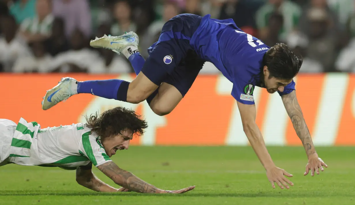 Diks berhasil mencetak gol penyimbang di menit ke-77. Copenhagen mendapat penalti usai bek berdarah Maluku tersebut dilanggar Hector Bellerin di kotak terlarang. (AP Photo/Toni Rodriguez)