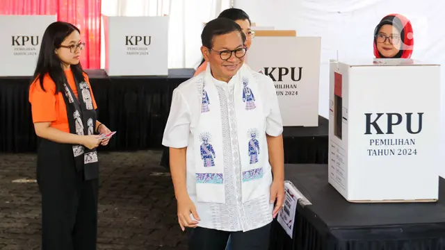 Ditemani Istri dan Anaknya, Pramono Anung Gunakan Hak Pilihnya di TPS 046 Cipete Selatan