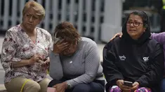 Orang-orang berkumpul di luar setelah merasakan gempa bumi bermagnitudo 7,6 di Mexico City, Senin (19/9/2022).  Gempa bumi bermagnitudo 7,6 yang kuat telah melanda Meksiko barat, menewaskan sedikitnya satu orang dan menyebabkan kepanikan di ibu kota negara itu pada peringatan dua gempa sebelumnya. (AP Photo/Fernando Llano)