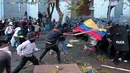 Adu bentrok antara warga dan polisi terjadi saat unjuk rasa di Quito, Ekuador, Kamis (13/8/2015). Para pendemo mengecam pemerintah untuk menghormati konstitusi.  (REUTERS/Guillermo Granja)