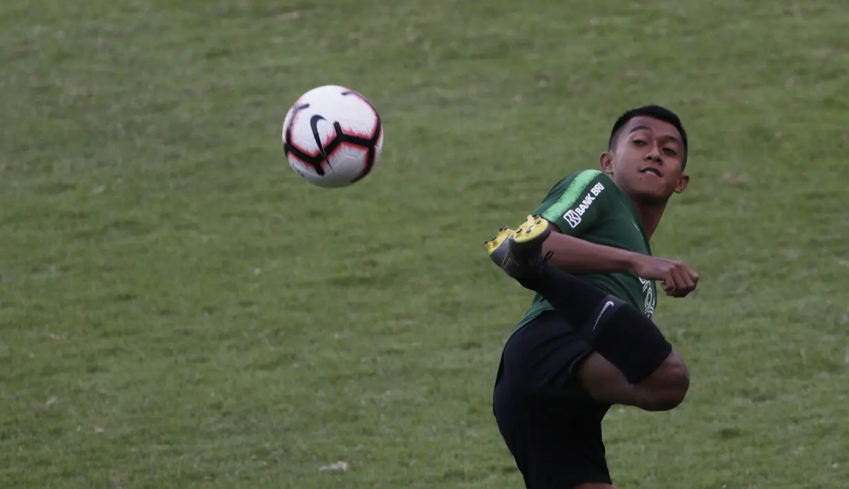 Pemain Timnas Indonesia, Febri Hariyadi, mengontrol bola saat latihan di Stadion Madya Senayan, Jakarta, Jumat (8/3). Latihan ini merupakan persiapan jelang laga persahabatan melawan Myanmar. (Bola.com/Vitalis Yogi Trisna)