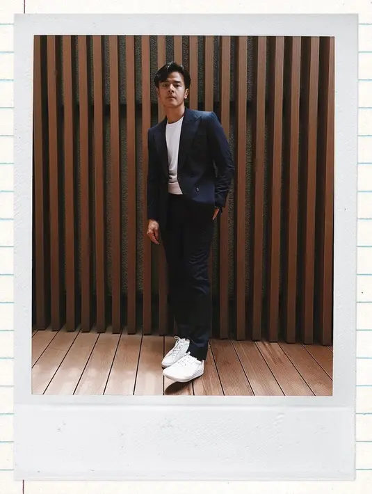 Untuk unggahan keempat, Dion memperlihatkan foto USG yang berlatarkan patung Yesus dan Bunda Maria. Lalu, terdapat video sang calon bayi yang sudah mulai terlihat ada pergerakan. (Instagram/dionwiyoko)