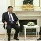 Xi Jinping menjadi pemimpin dunia pertama yang bertemu Vladimir Putin sejak Pengadilan Kriminal Internasional (ICC) mengeluarkan surat perintah penangkapan untuknya pada Jumat (17/3), atas dugaan deportasi anak-anak Ukraina ke Rusia sejak invasi. (Grigory Sysoyev, Sputnik, Kremlin Pool Photo via AP)