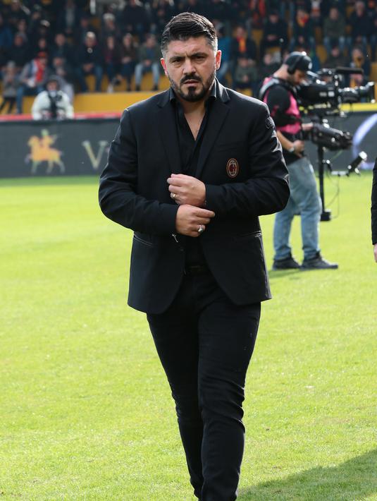 Ekspresi Gennaro Gattuso usai pertandingan melawan Benevento pada lanjutan Liga Serie A Italia di Italia (3/12). Dalam debutnya Gattuso hanya membawa Milan bermain imbang Benevento. (AFP Photo/Carlo Hermann)
