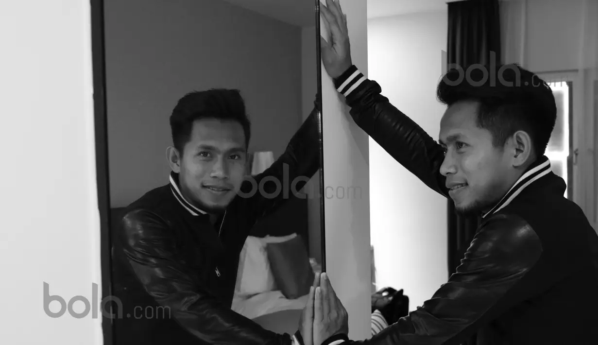 Andik Vermansah selalu tampil modis bila sedang tidak bertanding atau bertemu sahabat dan kolega, Rabu (27/01/2016). (Bola.com/Nicklas Hanoatubun)