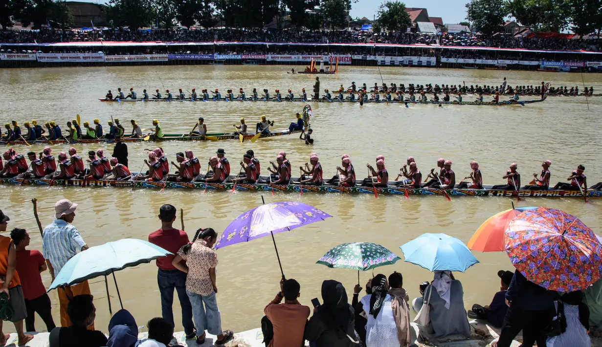 Pacu Jalur merupakan lomba dayung tradisional khas daerah Kuantan Singingi (Kuansing) yang hingga sekarang masih ada dan berkembang serta menjadi tren di Provinsi Riau. (Wahyudi/AFP)