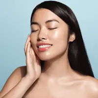 Ilustrasi perempuan dengan wajah lembap dan glowing. (c) Shutterstock/Lyubov Levitskaya