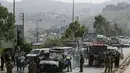 Petugas tanggap darurat bekerja di sekitar kendaraan yang menjadi sasaran serangan pesawat tak berawak Israel di jalan raya dekat kota Jiyeh, Selatan Beirut, pada Rabu 13 Mei 2026. (MAHMOUD ZAYYAT/AFP)