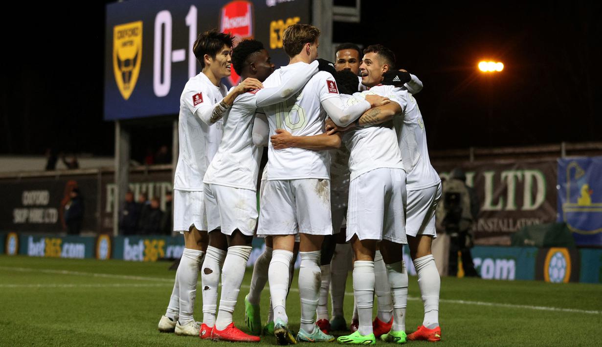 Jersey serbaputih ini merupakan bagian dari kampanye Arsenal dengan tajuk "No More Red" yang bertujuan membantu meningkatkan perhatian akan pentingnya menjaga keamanan di kalangan muda yang belakangan terancam. (AFP/Adrian Dennis)