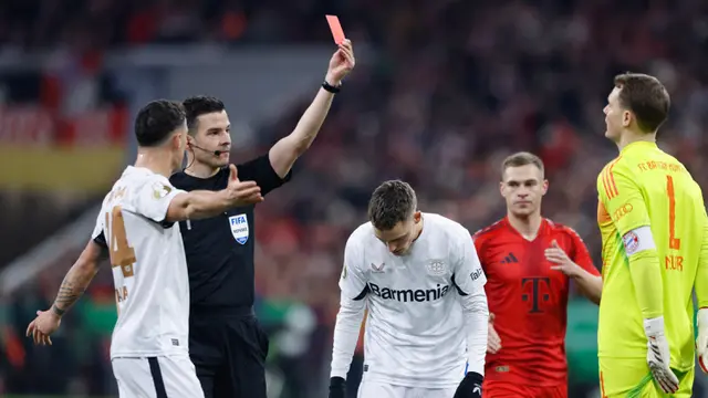 Foto: Momen Manuel Neuer Mendapat Kartu Merah Pertama dalam Kariernya, Bayern Munchen Ditaklukkan Bayer Leverkusen