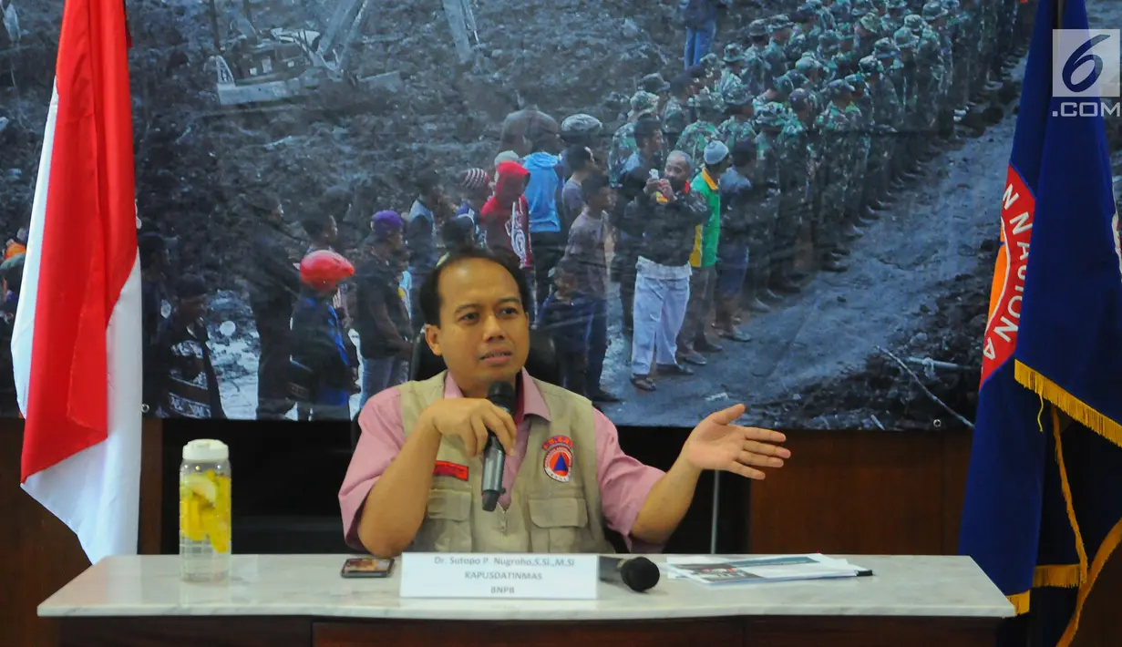 Kepala Pusat Data dan Informasi BNPB Sutopo Purwo Nugroho memberikan pemaparan terkait banjir bandang di Sentani, Jayapura di kantornya, Jakarta, Minggu (17/3). BNPB mencatat korban meninggal sudah mencapai 58 orang. (Liputan6.com/Angga Yuniar)