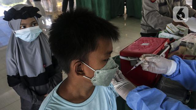 FOTO: Antusiasme Warga Ikuti Vaksinasi Booster COVID-19 untuk Mudik Lebaran