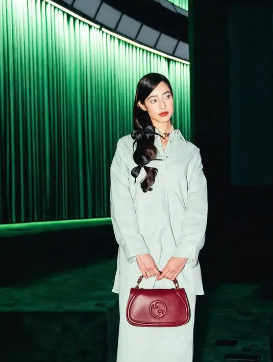 Ameera Khan hadir di Milan Fashion Week untuk menyaksikan koleksi Fall/Winter 2025 dari beberapa brand termasuk Gucci. Saat itu iya tampil kasual dengan atasan kemeja oversize hijau sage senada dengan skirtnya. Ia membawa handbag Gucci maroon dan sepatu hitam leopersnya di atas kaos kaki putih. [@littlemisskhan]