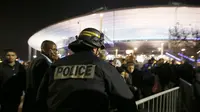 Polisi mengatur para penonton yang meninggalkan Stadion Stade de France, di mana terjadi ledakan bom saat Prancis tengah menghadapi Jerman dalam laga persahabatan, Sabtu (14/11/2015) dini hari WIB. (Liputan6.com/REUTERS/Gonazlo Fuentes) 