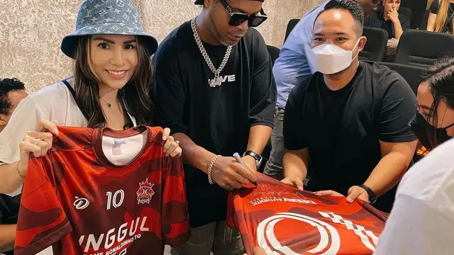 7 Potret Ronaldinho yang Sempat Mampir di Sport Center Milik Keluarga Momo Geisha